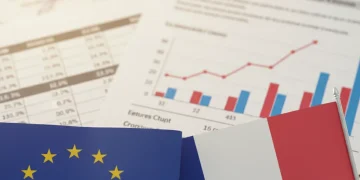 Drapeaux de l'UE et de la France, symbolisant l'accord sur le plan de relance français.
